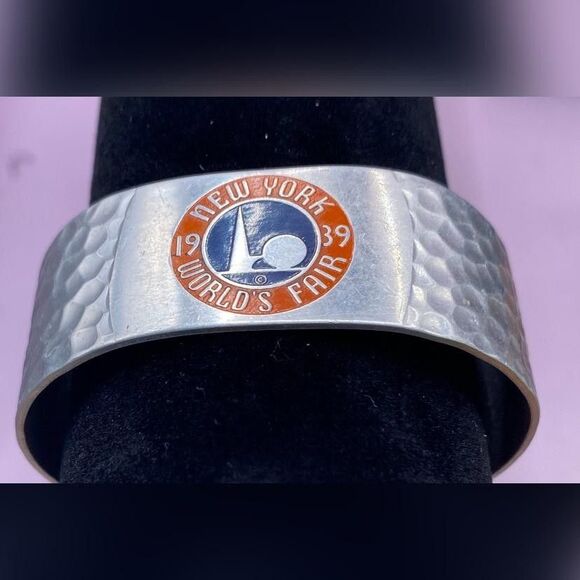 Vintage 1939 New York World's Fair Hammered Aluminum Souvenir Wide Cuff Bracelet - Picture 3 of 4